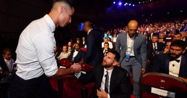 كريستيانو رونالدو يصافح ميسي فى حفل جوائز الاتحاد الاوروبي