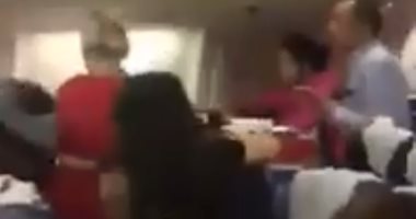 شاهد.. مشاجرة عنيفة بين ركاب طائرة صينية بسبب "قطعة خبز"