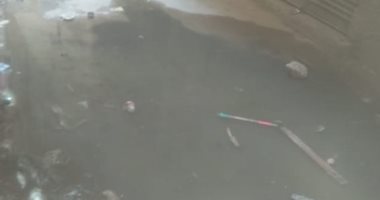 غرق شارع على أبن أبى طالب فى سوهاج بمياه الصرف الصحى.. والسكان يستغيثون