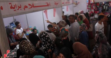 صور.. شوادر كلنا واحد تهزم جشع التجار وتوفر مستلزمات المدارس بأسعار مخفضة