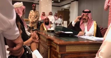 فيديو.. أمير سعودى يحقق أمنية شاب معاق بتوفير سكن ويعده بتزويجه خلال 72 ساعة