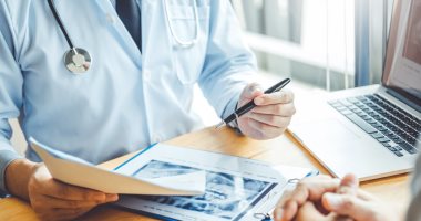 11 من أساتذة الطب من 4 جامعات يصلون لمستشفى العريش العام لإجراء عمليات للمرضى