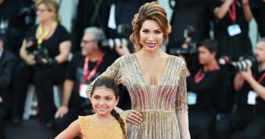 فرح إبراهام تصطحب ابنتها صوفيا بعرض فيلم J’Accuse بمهرجان فينسيا السينمائى