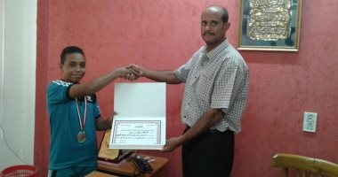 صور.. رياضة الأقصر تكرم لاعب حصل على المركز الثانى ببطولة الجمهورية للمصارعة