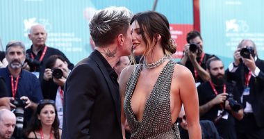قبلات ساخنة بين بيلا ثرون وصديقها بعرض فيلم Joker فى مهرجان فينسيا السينمائي