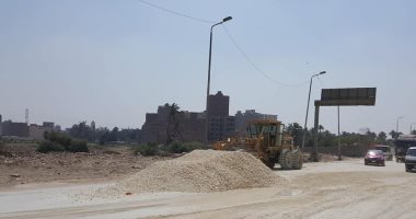 صور.. بدء رصف طريق المريوطية وتطوير شارع الإمبابى فى الجيزة