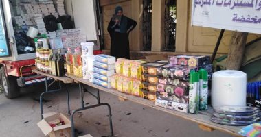 صور.. قافلة محاربة الغلاء لتوفير السلع الغذائية ومستلزمات المدارس بفوه فى كفر الشيخ