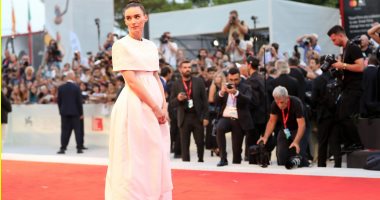 روني مارا تحضر عرض Joker بمهرجان فينسيا السينمائي مرتديه فستان من Givenchy