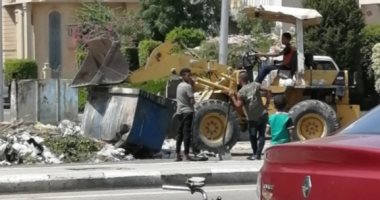 قارئ يشارك بصورة طفل يقود لودر لجمع القمامة بالتجمع الخامس