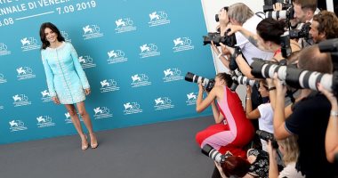 في فينسيا.. بينلوبي كروز تروج لفيلم Wasp Network بفستان من Ralph & Russo