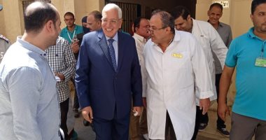 صور.. محافظ الدقهلية يمنح مكافأة 10 أيام للعاملين بمستشفى بلقاس لحسن الأداء