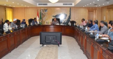 محافظ الفيوم يلتقى عددا من أهالى قرية بنى صالح لبحث المشكلات 