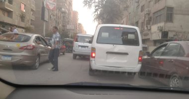 قارئ يبلغ عن سيارة بدون لوحات معدنية فى شارع عين شمس