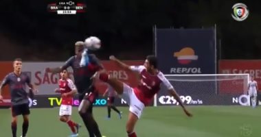 كوكا يتسبب فى تلقى فريقه الهدف الأول أمام بنفيكا.. فيديو 