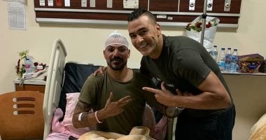 شاهد أول صور لعمرو زكى مع الحضرى بعد تعافيه من إصابة حادث السير