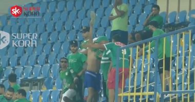 كاميرا سوبر كورة ترصد لحظة رفع مشجع اتحاداوى الحذاء لجمهور الزمالك