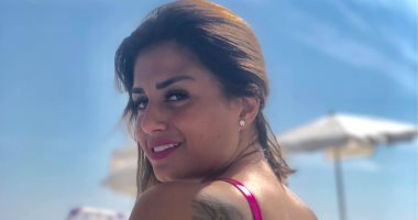 منة فضالى تستمتع بآخر الأيام الصيفية بمايوه "بيكينى" جديد