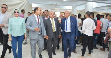 صور.. رئيس جامعة أسيوط يباشر بدء أعمال الكشف الطبى بالكليات والمعاهد