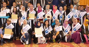 محافظ أسيوط ورئيس الجامعة يكرمان طلاب المحافظة المتفوقين