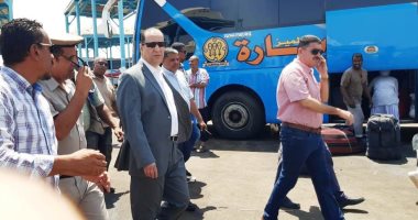 حملة مكبرة لإزالة 57 حالة إشغال بموقف كرك الدولى بأسوان.. صور