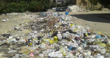 القمامة بالحى السويسرى مستمرة.. والسكان يناشدون توفير صناديق كبيرة