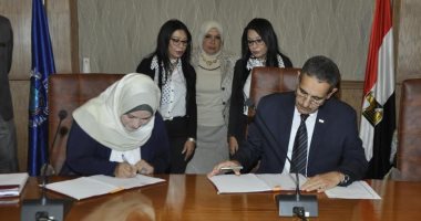 رئيس جامعة القناة يوقع عقود المشروعات الفائزة فى رالى المشروعات والمجموعات البحثية