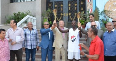 صور.. السكرتير العام لمحافظة الإسماعيلية يوقد شعلة انطلاق دورى اتحاد الشركات