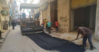 صور.. رفع كفاءة الطرق فى أحياء المنتزة والعجمى بالإسكندرية