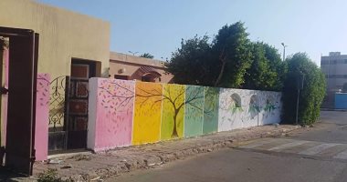 شاهد.. مجلس رأس غارب يجمل الشوارع لتحسين الصورة البصرية للمدينة