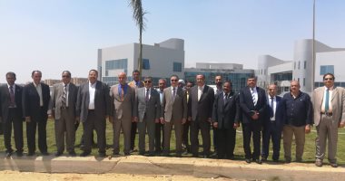 رئيس جامعة بنها يتفقد العمل بفرع الجامعة بالعبور والكشف الطبى على الطلاب