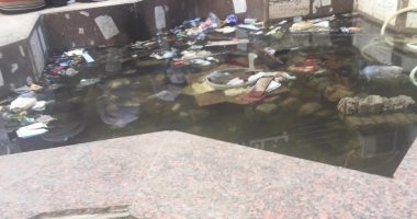 سكان بالعاشر من رمضان يشكون قمامة فى نافورة بنك التعمير