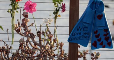 وقفة بالورود لتأبين ضحايا حادث حريق سفينة للغوص بولاية كاليفورنيا الأمريكية