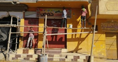 صور.. أصحاب المنازل والعقارات بمدينة الطود يواصلون طلاء منازلهم باللون الموحد
