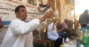 صور.. علاج 100 رأس ماشية و 2170 من الدواجن فى قافلة بيطرية بالدقهلية