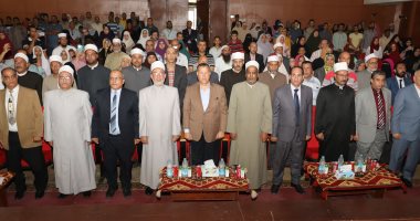صور.. محافظ بنى سويف يكرم 54 من أوائل الشهادات الأزهرية