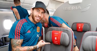 تقليد جديد من نوعه فى طائرة منتخب إسبانيا قبل مواجهة رومانيا.. صور