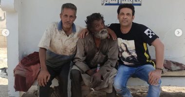 سعد الصغير مع مشردين بالشارع: "يارب قدرنى على فعل الخير دائما"