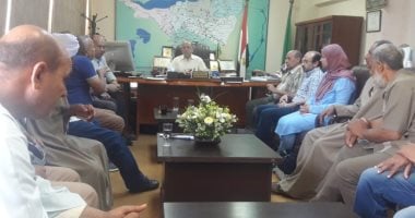رئيس "مياه الفيوم" يلتقى أهالى 4 عزب لحل مشكلة انقطاع مياه الشرب بها