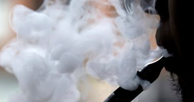 خبراء الصحة ببريطانيا يطمئنون مدخنى السجائر الإلكترونية: لا تشبه الأمريكية
