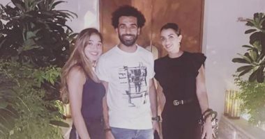 زوجة مدير تعاقدات برشلونة تحتفى بالتقاط صورة مع محمد صلاح فى دبى 