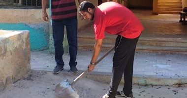 صور.. معلمو مطروح يزينون المدارس بالأعلام قبل بدء العام الدراسى الجديد