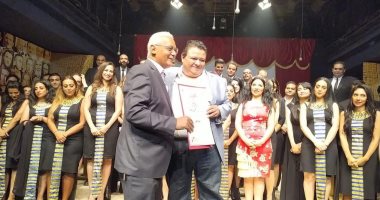 أحمد محمد رضا يتسلم تكريم محمد رضا في مسرحية "سينما مصر" 