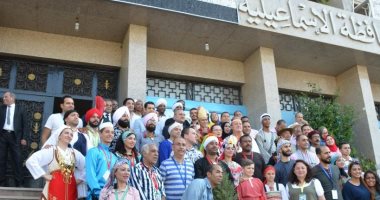 محافظ الاسماعيلية يكرم رؤساء الوفود المشاركة فى المهرجان الدولى الفنون الشعبية