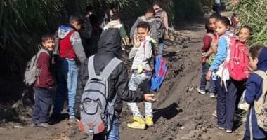 أهالى سكان خط الثورة أبيس يناشدون المسئولين حل مشاكلهم فى المياه والصرف