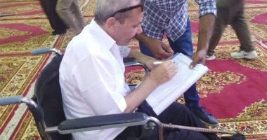 صور.. عضو بالجمعية العمومية للزمالك يدلي بصوته على كرسي متحرك