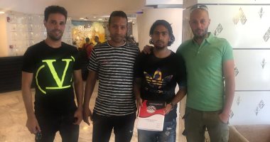 صورة.. توقيع حسن يوسف لاعب طلائع الجيش للانضمام لصفوف أسوان
