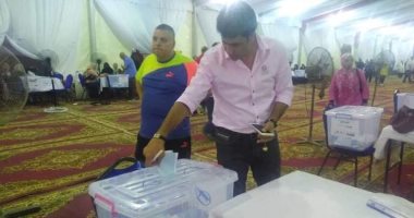 صور.. الشيشيني وعصام عبدالحميد يدليان بأصواتهما فى الجمعية العمومية للزمالك