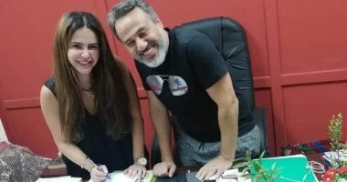 صور.. دنيا عبد العزيز وميدو عادل يوقعان عقود بطولة مسرحية "حب رايح جاى"