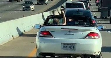 مابيضيعش وقته فى الجيم.. سائق يرفع "دمبل" أثناء قيادته للسيارة.. فيديو وصور
