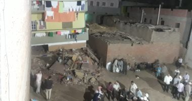 صور.. محافظ الدقهلية: المقاولون العرب يخلون منزل "ميت العامل" المنهار